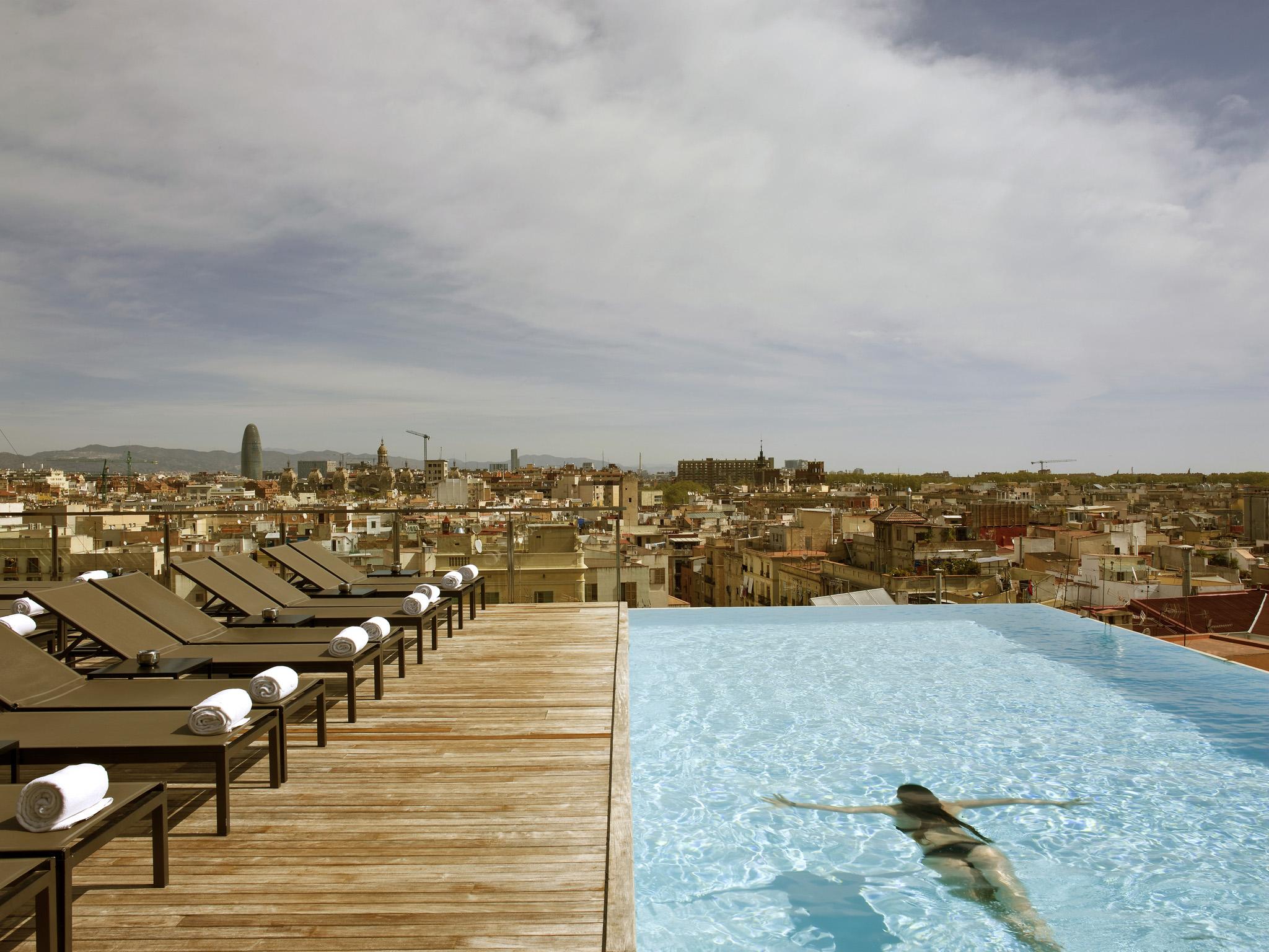 Grand Hotel Central, Small Luxury Hotels Barcelona Exterior foto Rooftop pool at Hotel W Barcelona