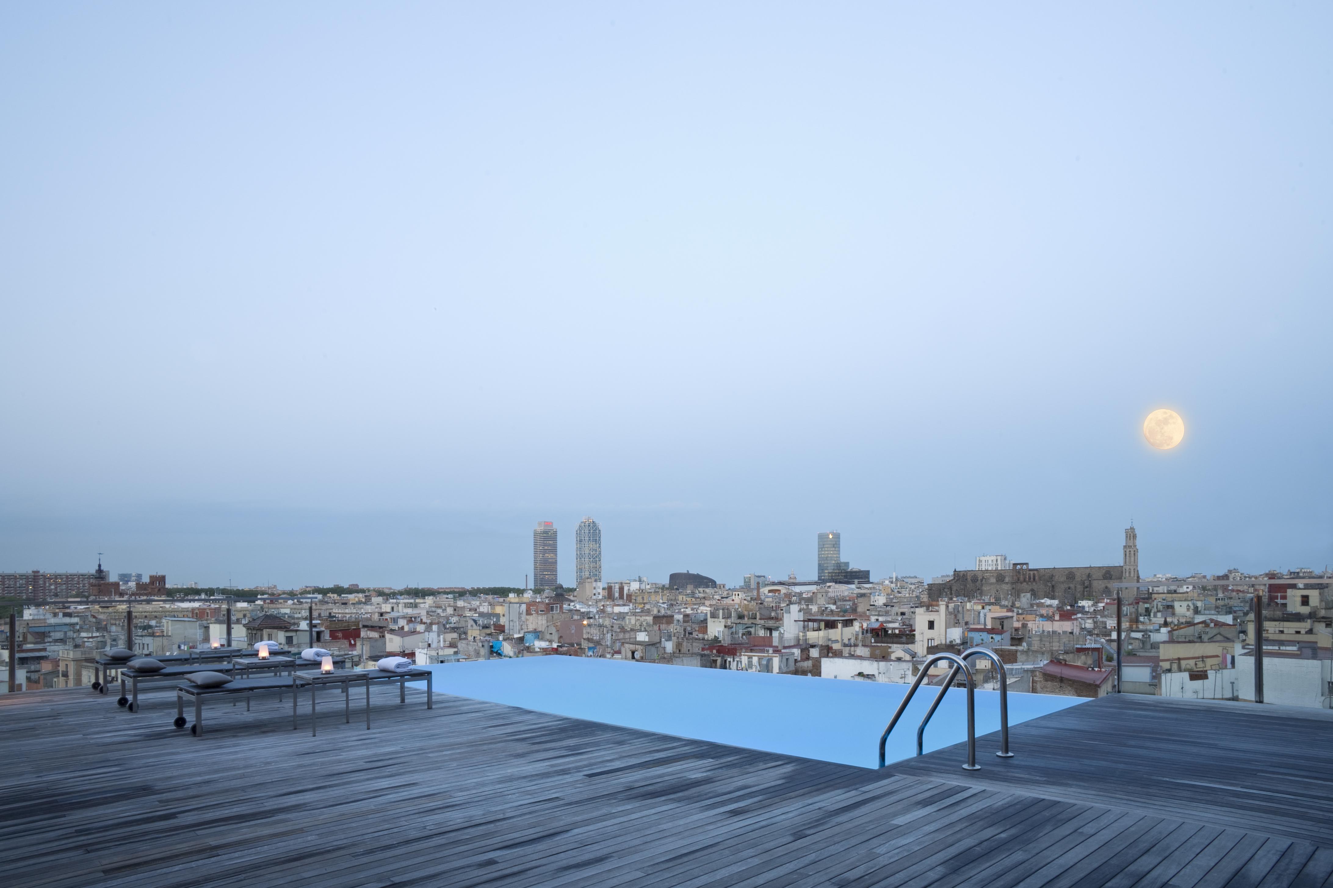 Grand Hotel Central, Small Luxury Hotels Barcelona Exterior foto Rooftop pool at Hotel W Barcelona
