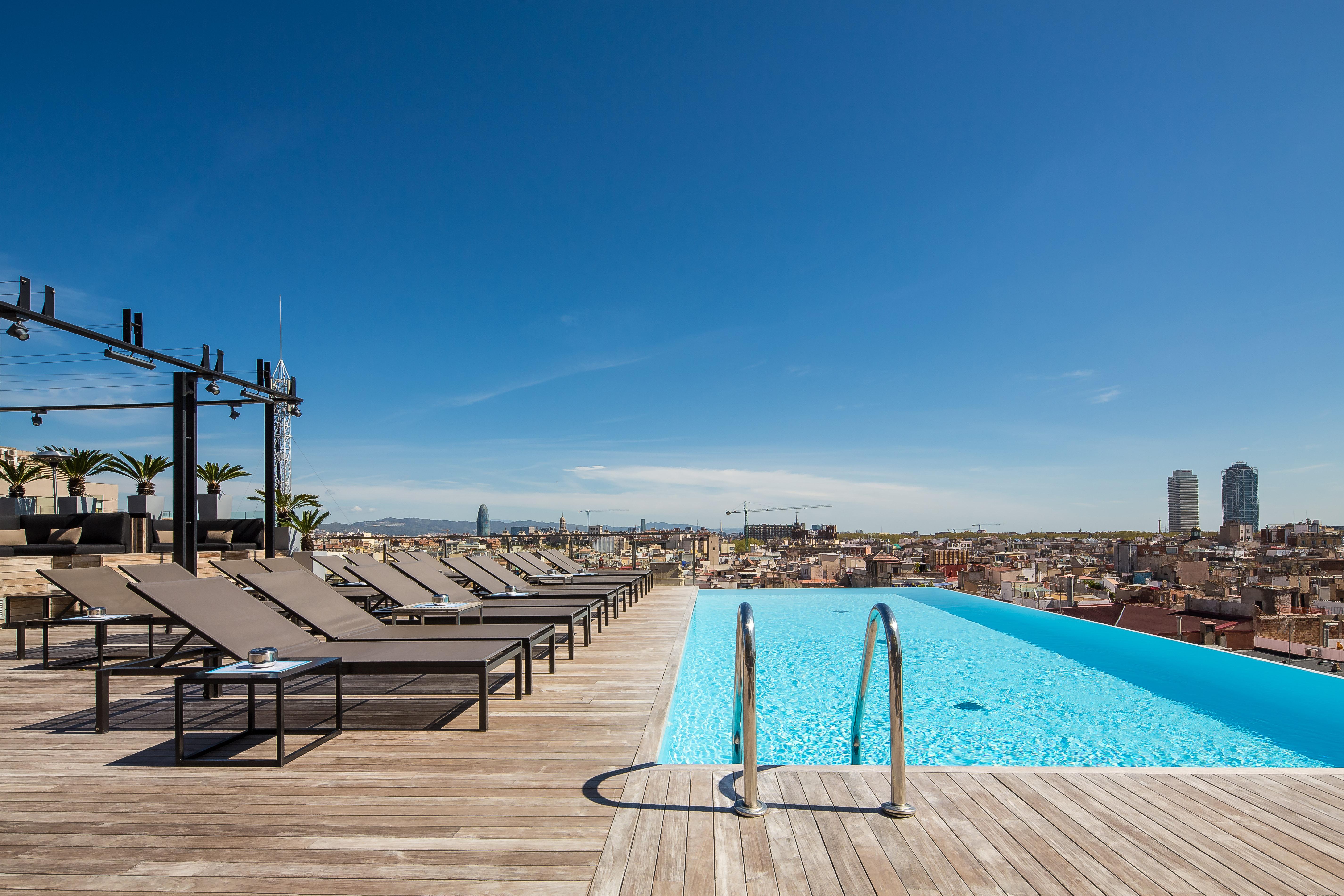 Grand Hotel Central, Small Luxury Hotels Barcelona Exterior foto Rooftop pool at Hotel W Barcelona