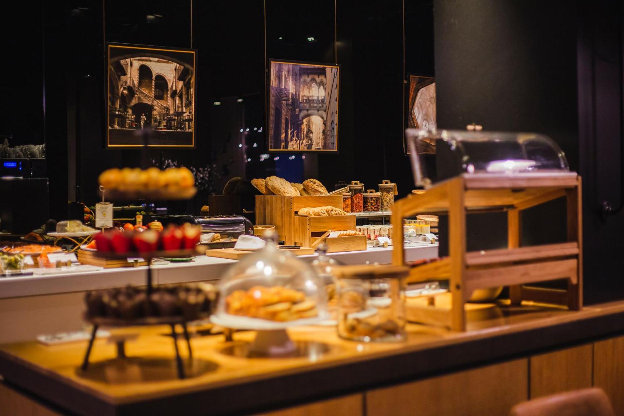 Grand Hotel Central, Small Luxury Hotels Barcelona Exterior foto A buffet at a hotel