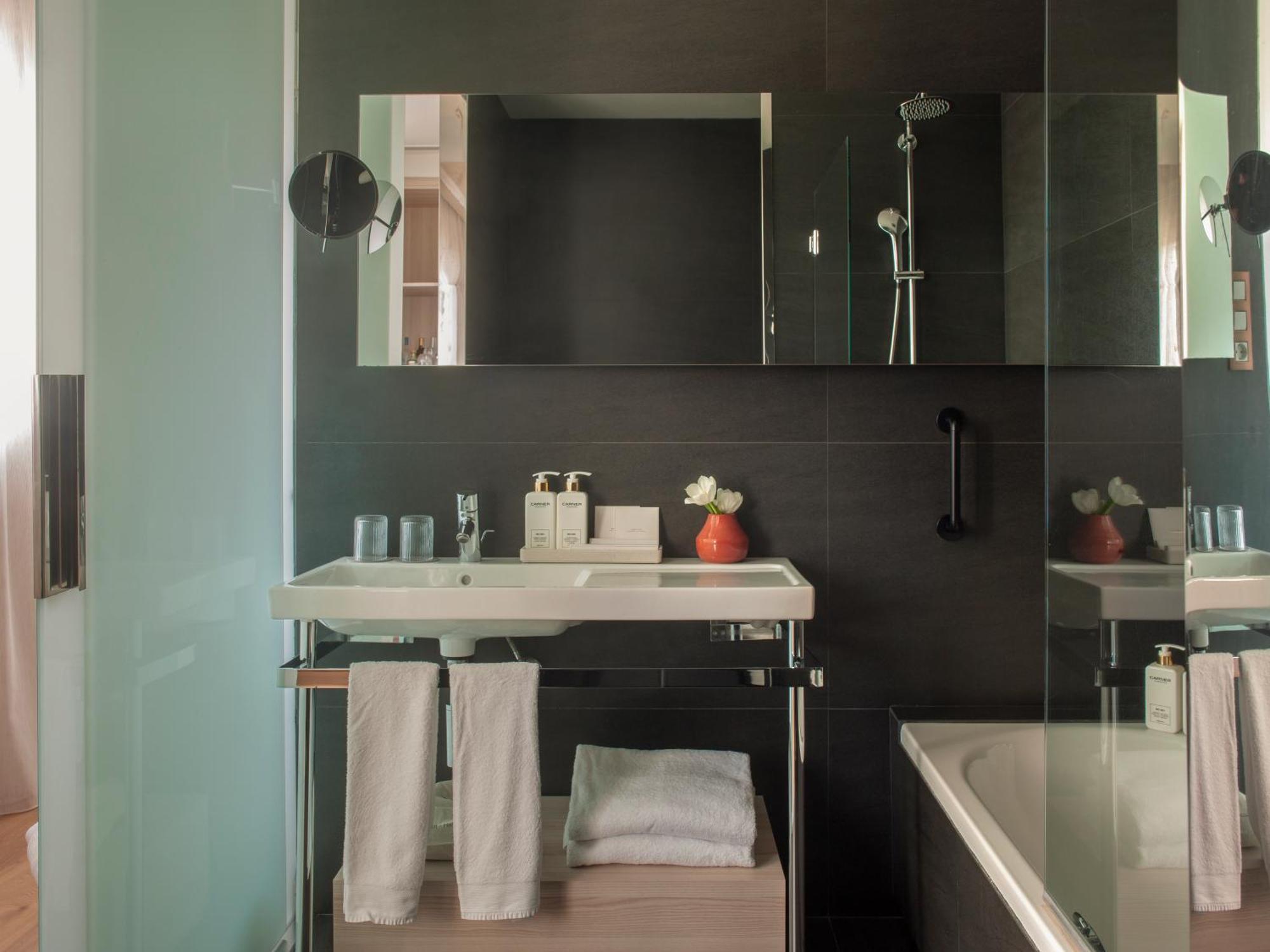 Grand Hotel Central, Small Luxury Hotels Barcelona Exterior foto Bathroom