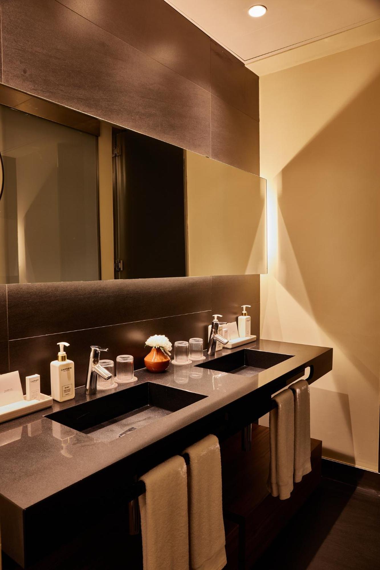 Grand Hotel Central, Small Luxury Hotels Barcelona Exterior foto Bathroom at the Ritz-Carlton, Osaka