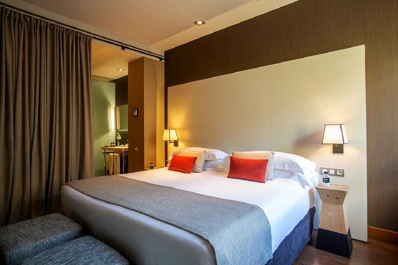 Grand Hotel Central, Small Luxury Hotels Barcelona Exterior foto A bedroom at the hotel